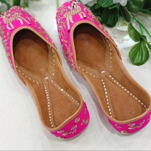 Super elegant handcrafted pink jutti with a motif of a doe (deer) ! Brand new !